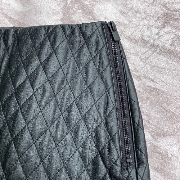 Aritzia Sunday Best Black Quilted Diamond Vegan Leather Flynn Mini Skirt NWT - Picture 6 of 11
